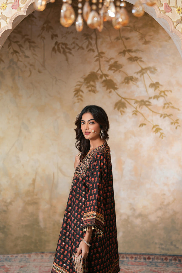 Siyah Sitara Kurta Set With Dupatta