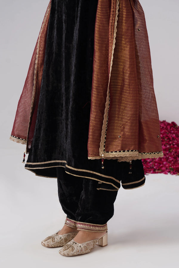Nazli Set